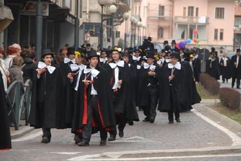 CARNEVALE DI BORGOSESIA: MERCOLEDI' 10-02 SI FESTEGGIA IL MERCU SCUROT!